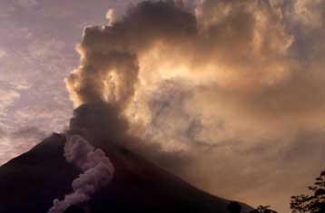 Εκκενώνονται χωριά για το φόβο έκρηξης του Μεράπι