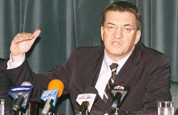 Διαβεβαιώνει ότι δεν καταργείται