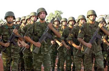 Διέσχιζαν με βάρκα τον ποταμό και ανακρίνονται