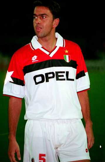 Μετά τον Αμπροσίνι έχασε από τραυματισμό και τον Κοστακούρτα η Μίλαν