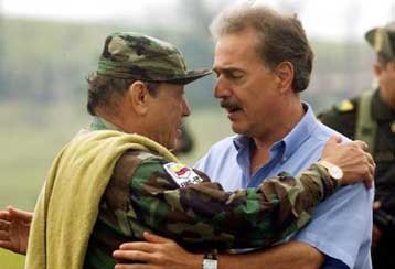 Ιστορική συνάντηση του προέδρου της Κολομβίας με τον αρχηγό των ανταρτών