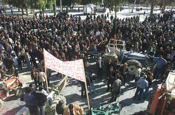 Συγκέντρωση διαμαρτυρίας πραγματοποιούν για δεύτερη ημέρα οι αγρότες στο Ηράκλειο