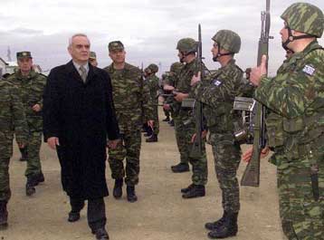 Μακρινό όνειρο η ειρήνη στα Βαλκάνια, υποστήριξε ο Ακης Τσοχατζόπουλος από το Κόσοβο