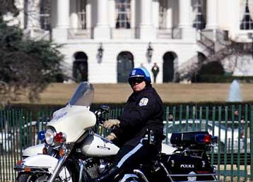 Σε κρίσιμη κατάσταση νοσηλεύται ο ένοπλος που συνελήφθη στην περίμετρο του Λευκού Οίκου