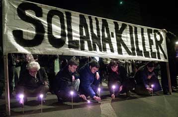 Οργή Γιουγκοσλάβων κατά Σολάνα στο Βελιγράδι – Υποσχέθηκε οικονομική στήριξη στη Γιουγκοσλαβία