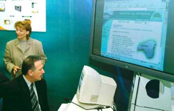 Ανασυγκρότηση με καινοτομίες επιχειρεί το ΠΑΣΟΚ