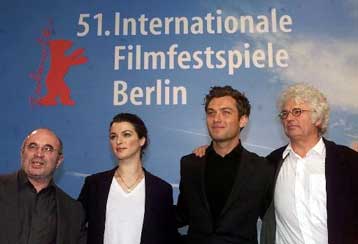 «O εχθρός προ των πυλών» ανοίγει την αυλαία