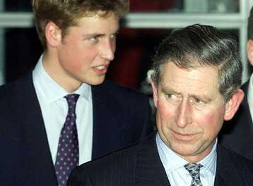 Πρώτη δημόσια εμφάνιση του πρίγκιπα Καρόλου με το γιo του Ουίλιαμ και τη σύντροφό του Καμίλα