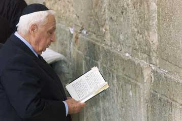 Διπλωματικές πρωτοβουλίες και εθνικιστικές «κορόνες» Σαρόν