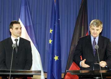 Συνάντηση Φίσερ – Σβιλάνοβιτς με αιχμή την ειρήνη στη Ν.Σερβία – Πρόταση ψηφίσματος στο Ευρωκοινοβού