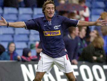 Αγώνα για να αποκτήσει και πάλι τη φωνή του δίνει ο Ροντ Στιούαρτ