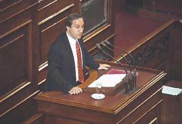 Για κακοδιαχείριση και σπατάλη κατηγορεί την κυβέρνηση ο Γ.Αλογοσκούφης σε επερώτηση για το ΚΠΣ