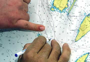 Συνεχίζονται οι προσπάθειες ανέλκυσης του ελικοπτέρου του ΕΚΑΒ