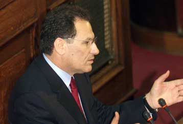 Ένταση στη Βουλή για το αεροδρόμιο των Σπάτων – Θα λειτουργήσει το Μάρτιο, διαβεβαιώνει ο Λαλιώτης