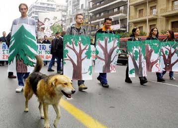 Συμβολική συγκέντρωση διαμαρτυρίας οικολογικών οργανώσεων στη Βουλή για το άρθρο 24