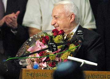 Η νίκη του Σαρόν στα πρωτοσέλιδα του Τύπου