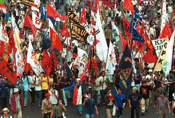 Αντίθετη στην καθαίρεση του Ουαχίντ με συνοπτικές διαδικασίες η στρατιωτική ηγεσία της Ινδονησίας