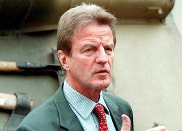 Από το Κοσσυφοπέδιο στο γαλλικό υπουργείο Υγείας επιστρέφει ο Μπερνάρ Κουσνέρ