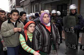 Βίαιη καταστολή διαδήλωσης οπαδών του HADEP από τις τουρκικές Αρχές