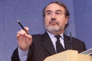 Στο 3% η οικονομική ανάπτυξη στην ευρωζώνη το 2001, προβλέπει ο Π.Σόλμπες