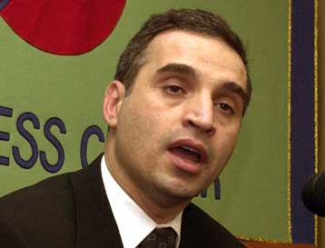 Στη Γιουγκοσλαβία πρέπει να δικαστεί ο Μιλόσεβιτς, επισημαίνει ο Γιουγκοσλάβος ΥΠΕΞ