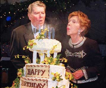 Ενώ μάχεται με τη νόσο Αλτσχάιμερ και ένα σπασμένο γοφό, ο Ρόναλντ Ρίγκαν γιορτάζει τα 90 του χρόνια