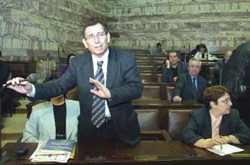 Πολιτικές αντιπαραθέσεις στη Βουλή για την ενοικίαση εργαζομένων