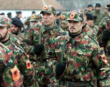 Βίαιες συγκρούσεις συγκλόνισαν τη Δευτέρα τη νότια Σερβία