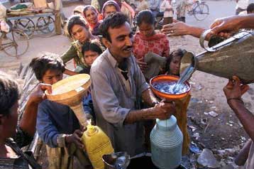 Ζωή βρέθηκε πάλι μέσα στα συντρίμμια που άφησε πίσω του ο Εγκέλαδος στην Ινδία