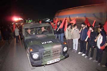 Μπλόκο σε φάλαγγα της KFOR από διαδηλωτές του ΚΚΕ στη Θεσσαλονίκη – Ζητούν έρευνες για ραδιενέργεια