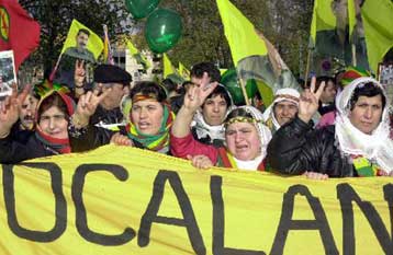 Σε μαζικές διαδηλώσεις καλεί το PKK για τη δεύτερη επέτειο από τη σύλληψη του Οτζαλάν