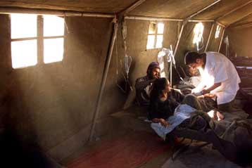 Καταυλισμοί για τους αστέγους στήνονται στη σεισμόπληκτη Ινδία