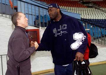 Έφυγε για τις ΗΠΑ ο Φόρεστ, μένει «γυμνός» ο Αρης στη ρακέτα – Ερωτηματικό ο Γιατζόγλου και ο… Σαμ