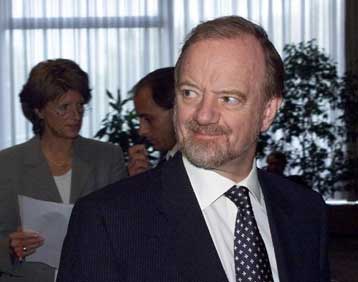 Θα πειστούν υπέρ της ένταξης στην ευρωζώνη οι Βρετανοί, υποστηρίζει ο Ρόμπιν Κουκ