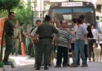 Παράνομες οι «επιχειρήσεις – σκούπα» των Αλβανών, δηλώνει ο βοηθός του Συνηγόρου του Πολίτη