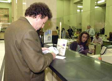 Επτά νέα προβλήματα για τον προϋπολογισμό του 2001 – Επιπλέον κονδύλια ζητούν πέντε υπουργεία