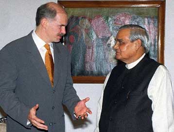 Για την Ινδία αναχώρησε ο πρωθυπουργός