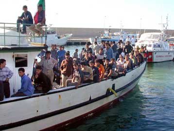 Κοινό σχέδιο για την αντιμετώπιση της λαθρομετανάστευσης από Βρετανία και Ιταλία