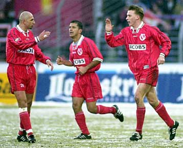 Η Μπάγερν στην κορυφή της bundesliga μετά τη συντριβή της Σάλκε με 4-1 από την Κότμπους