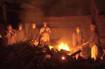 Ο σεισμός φέρνει πιο κοντά Ινδία και Πακιστάν