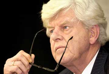 Στο χαμηλότερο επίπεδο των τελευταίων 15 μηνών η επιχειρηματική και καταναλωτική εμπιστοσύνη στην ΕΕ