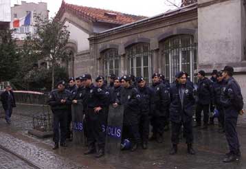 Με την Κομισιόν έρχεται αντιμέτωπη η Αγκυρα στη διαμάχη της με τη Γαλλία για τη γενοκτονία των Αρμεν