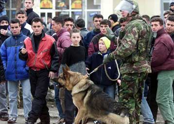 Ηρεμία στη Μιτρόβιτσα – Στην κατάργηση της ουδέτερης ζώνης μεταξύ Κοσόβου και νότιας Σερβίας εμμένει
