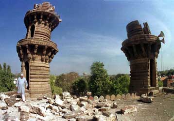 Μία εβδομάδα μετά τον καταστροφικό σεισμό, η Ινδία προσπαθεί να επουλώσει τις πληγές της