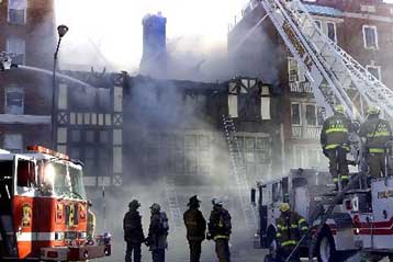 Έξι νεκροί από πυρκαγιά σε πολυκατοικία του Παρισιού