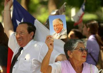 Στο Εφετείο προσφεύγουν οι δικηγόροι του Πινοσέτ ζητώντας την ακύρωση του εντάλματος σύλληψης