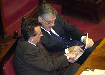 «Όχι» στην πρόταση μομφής κατά του Γ.Παπαντωνίου από 154 βουλευτές – «Ναι» ψήφισαν 125