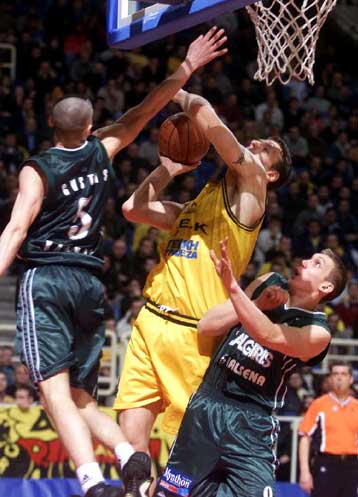 Σοβαρή η ΑΕΚ έκανε το 1-0 επί της Ζαλγκίρις επικρατώντας με 69-60 για τη Euroleague