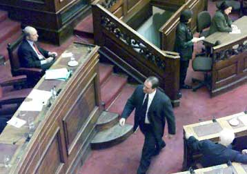 «Κονταρομαχία» Παπαντωνίου – Παυλόπουλου στη Βουλή με βαρείς χαρακτηρισμούς