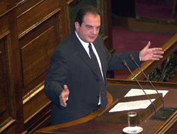 Για το όνειρο του XAA που έγινε εφιάλτης μίλησε ο Καραμανλής στη συζήτηση για την πρόταση μομφής